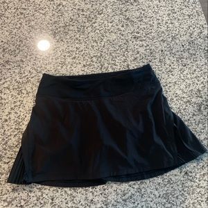 Lululemon Play Off the Pleats Mid-Rise Skirt Size 4 Black